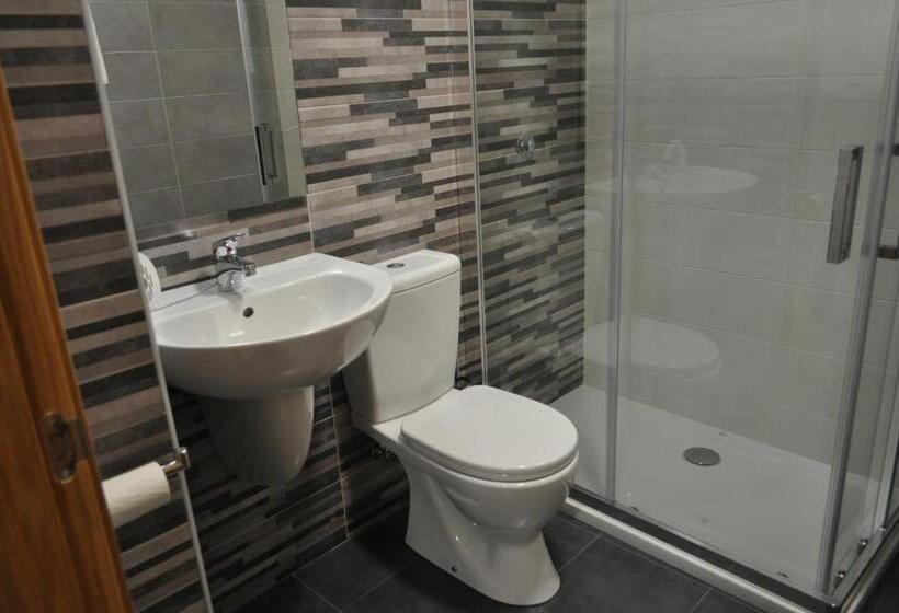 חדר סטנדרט לשלושה, Pons Minea