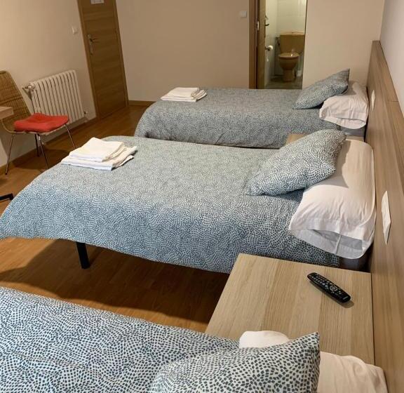 اتاق استاندارد سه نفره, Pension Valcarce