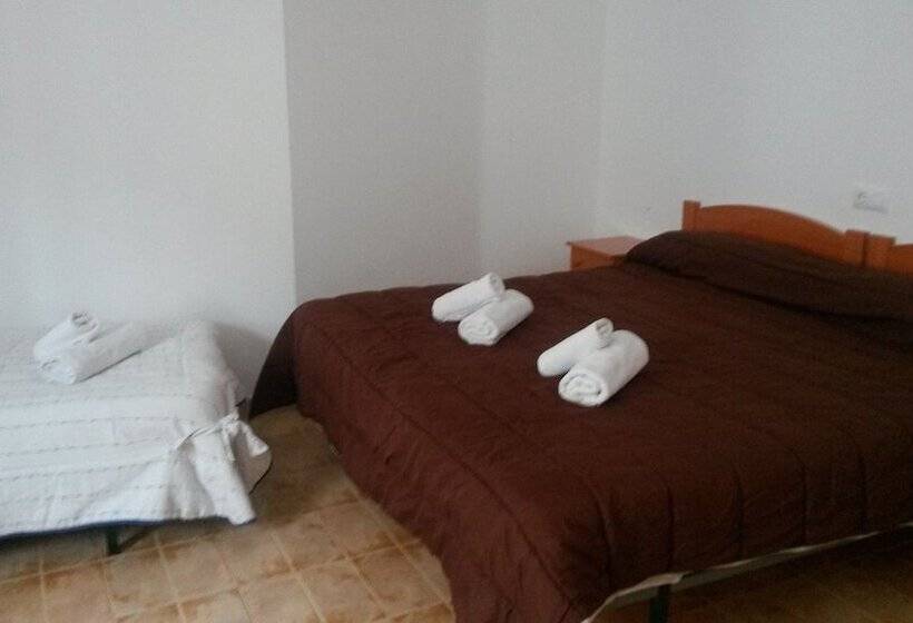 Номер Стандарт Трехместный, Hostal Virgen Del Pilar