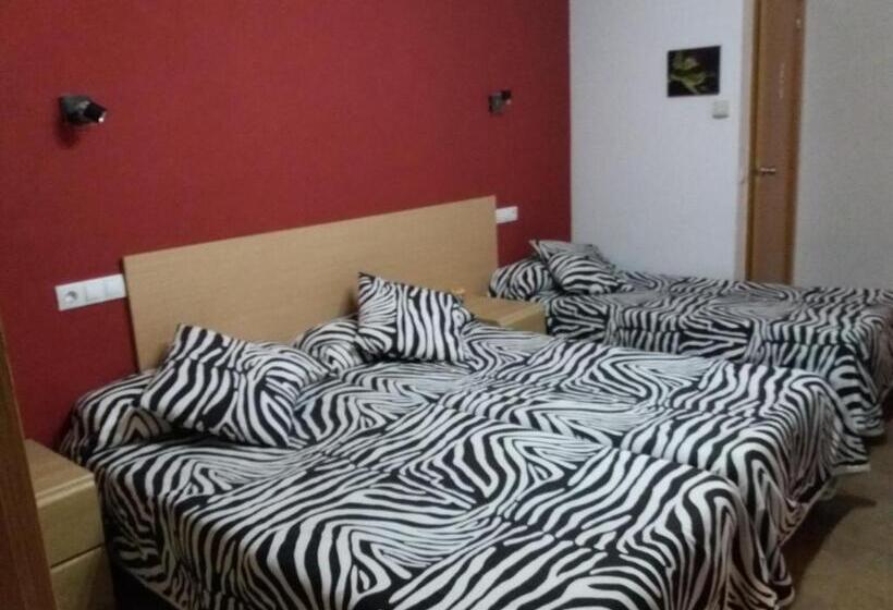 스탠다드 트리플 룸, Hostal La Catedral