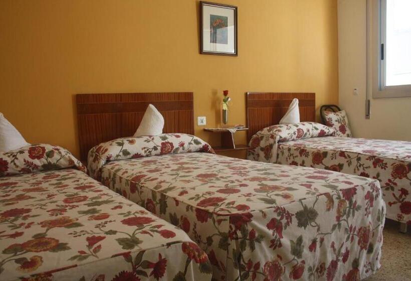 バスルーム共有のトリプルスタンダード, Hostal Torre Mar