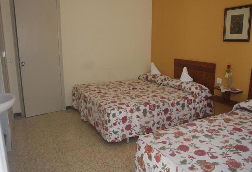 Трехместный Номер Стандарт Совместная Ванная, Hostal Torre Mar