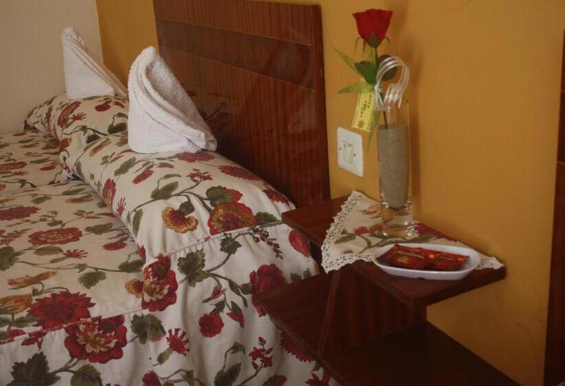 バスルーム共有のトリプルスタンダード, Hostal Torre Mar