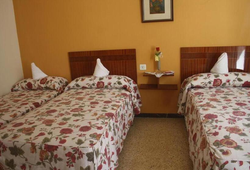 バスルーム共有のトリプルスタンダード, Hostal Torre Mar