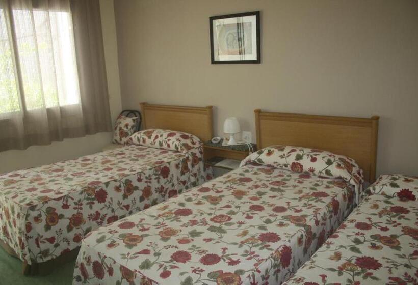 バスルーム共有のトリプルスタンダード, Hostal Torre Mar