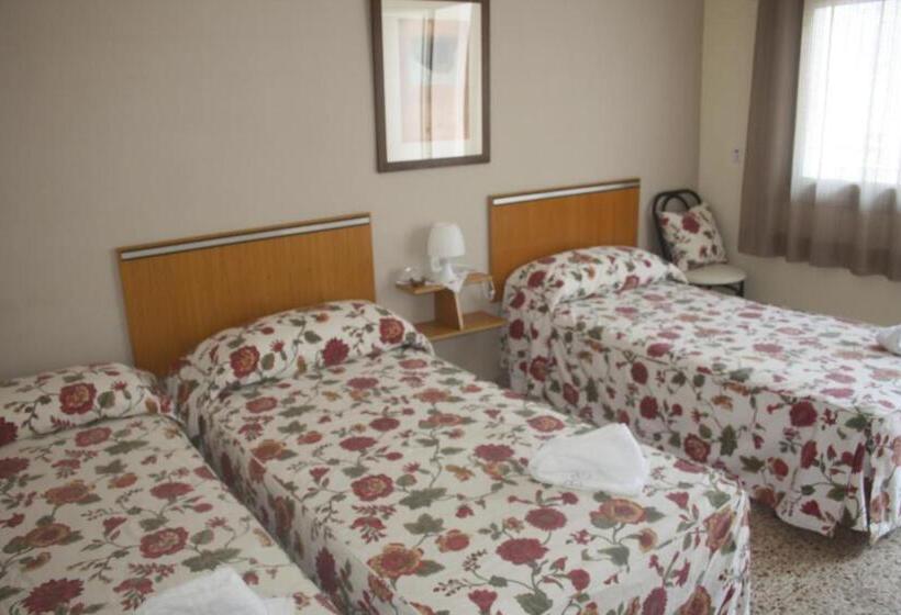 バスルーム共有のトリプルスタンダード, Hostal Torre Mar