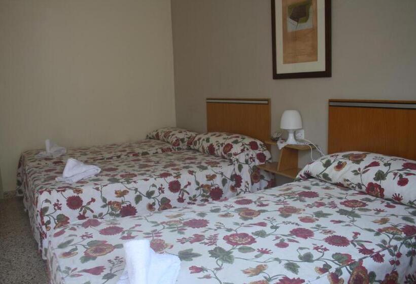 バスルーム共有のトリプルスタンダード, Hostal Torre Mar