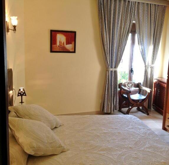 스탠다드 트리플 룸, Hostal Cerezo 2