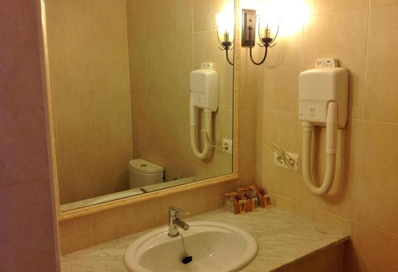 חדר סטנדרט לשלושה, Hostal Cerezo 2