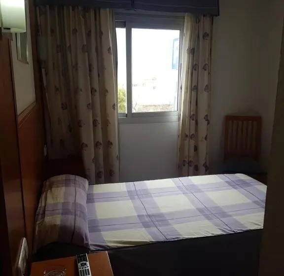 اتاق استاندارد سه نفره, Hostal Mediterraneo