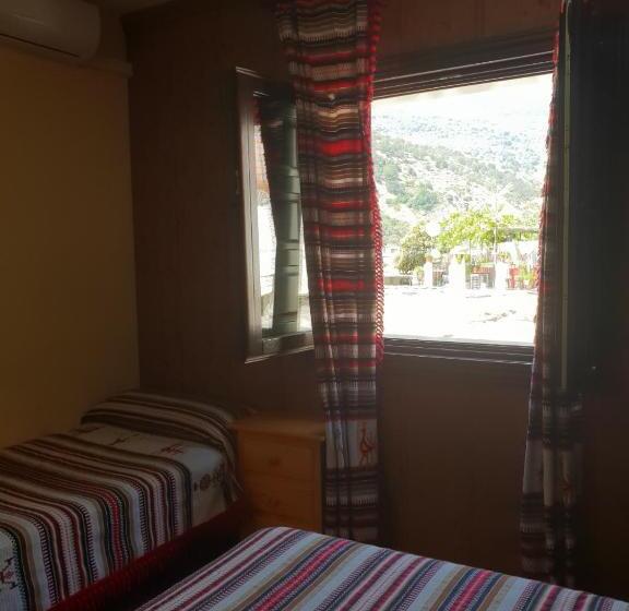 标准三人间, Hostal Pampaneira