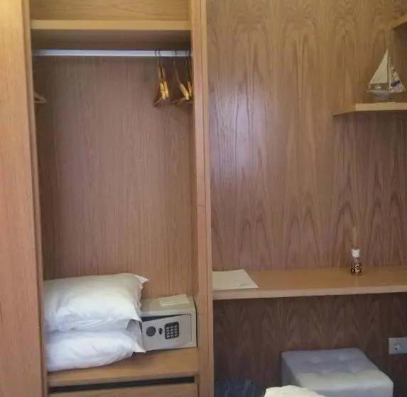 سوییت جونیور, Guest House A&z