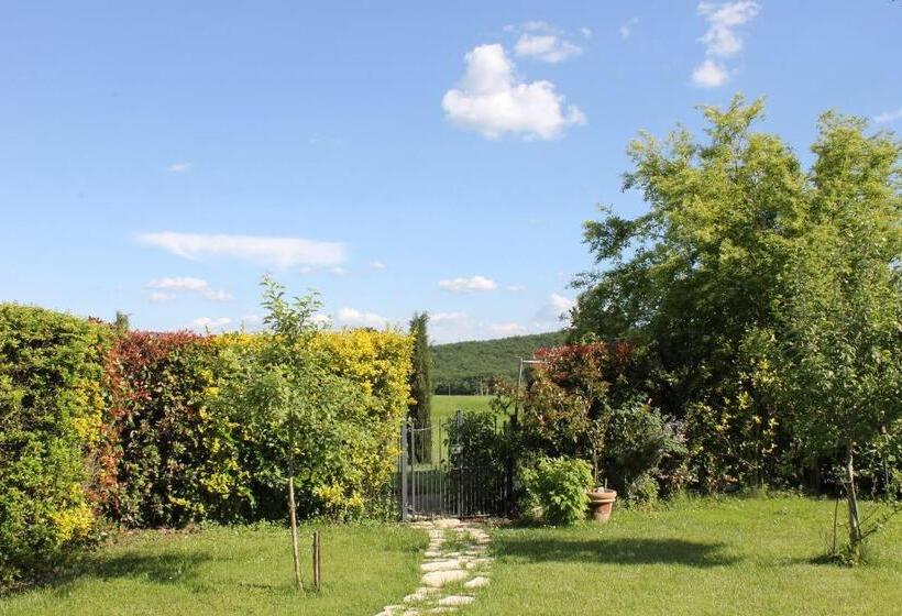 شقة غرفة واحدة مطلة على الحديقة, Private Room In Small Medieval Borgo