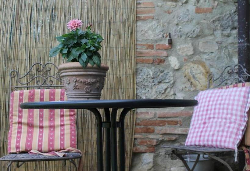 Апартаменты 1 Спальня Вид на Сад, Private Room In Small Medieval Borgo