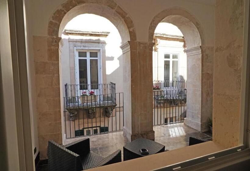 اتاق استاندارد با تراس, Neropece