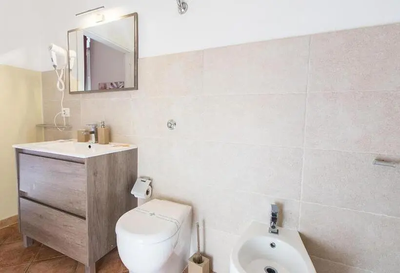 اتاق استاندارد سه نفره, Suite Cagliaritane Notti In Centro
