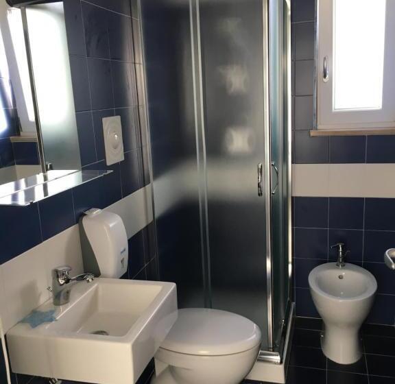 スタンダードトリプルルームの外観-バスルーム, B&b Stella Marina