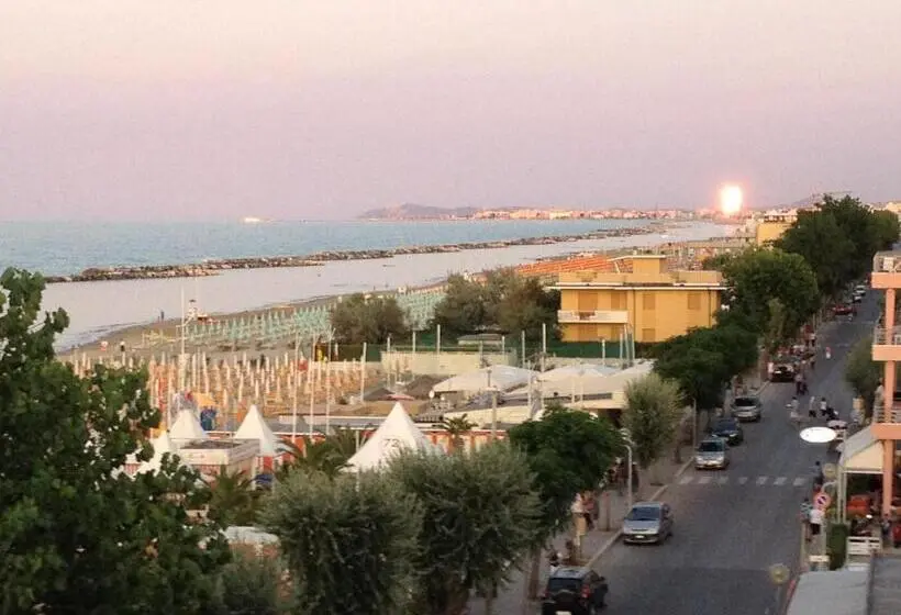 استودیوی استاندارد با چشمانداز دریا, Residence Frontemare