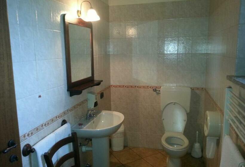 חדר סטנדרט לשלושה עם מרפסת, Agriturismo Cascina Del Peso