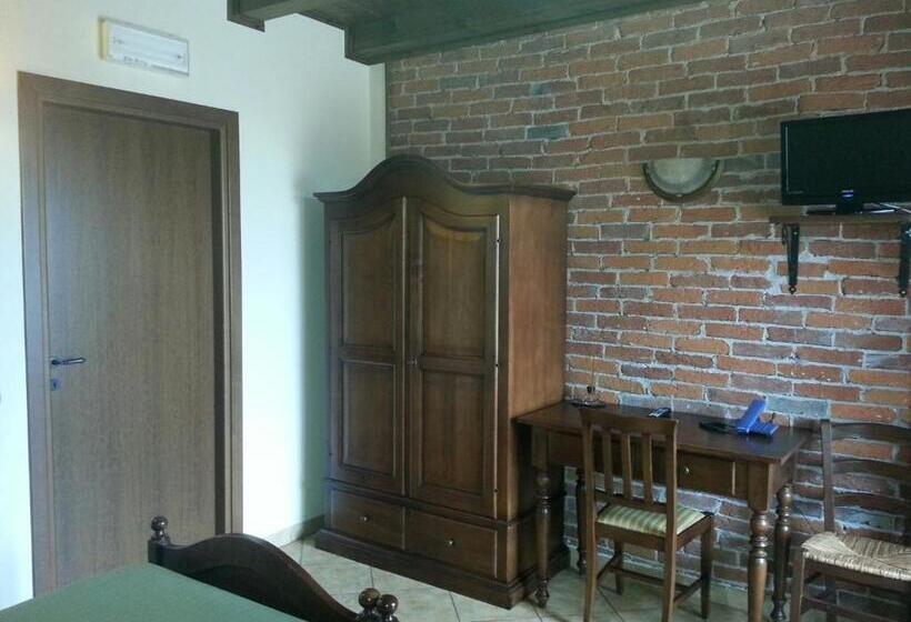 חדר סטנדרט לשלושה עם מרפסת, Agriturismo Cascina Del Peso