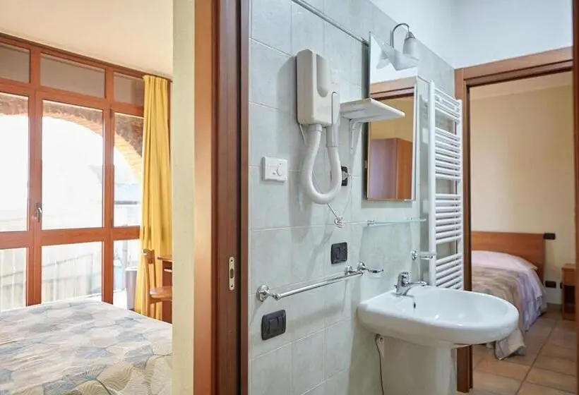 آپارتمان یک خوابه با دری مشترک که هال را جدا می کند., Al Casale B&b