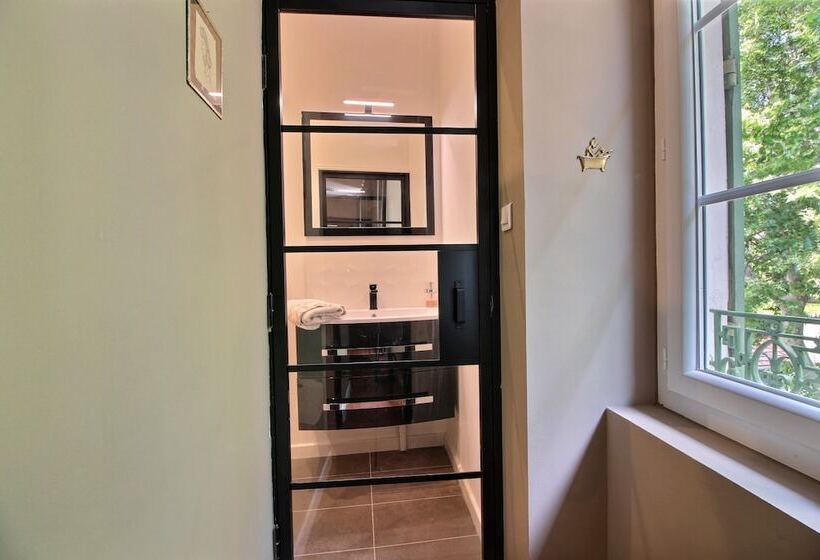 Номер Стандарт, Effets Personnels