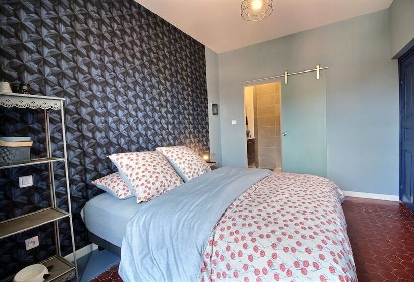 Номер Стандарт, Effets Personnels