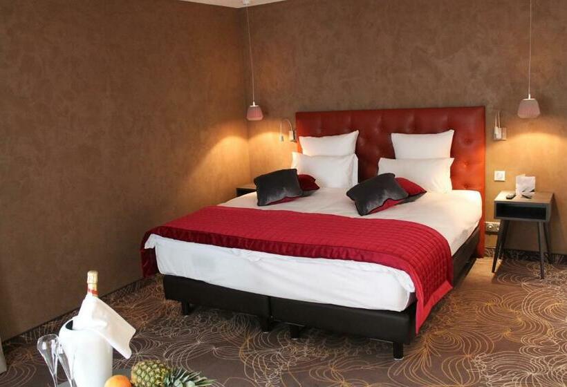 חדר משפחתי דלוקס, La Couronne