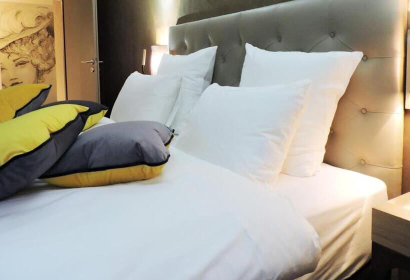 חדר משפחתי דלוקס, La Couronne