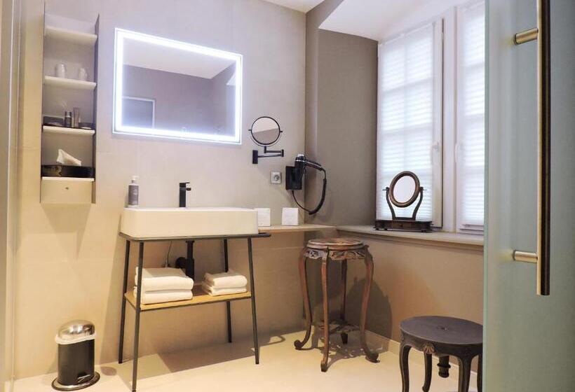 סוויטה, La Couronne