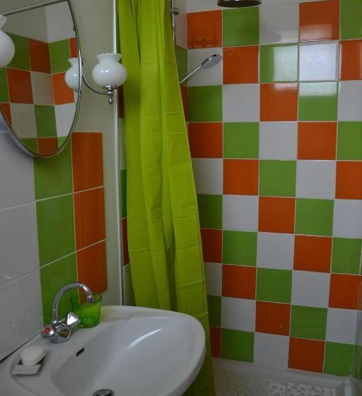 اتاق استاندارد, Mère Elvira