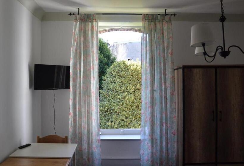 اتاق استاندارد, Mère Elvira