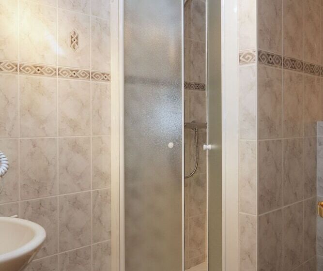 غرفة قياسية, Sylvie Fahrer Et Fils