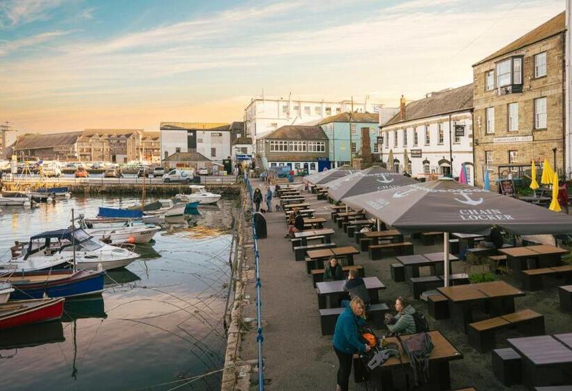 带大床的标准间, Chainlocker