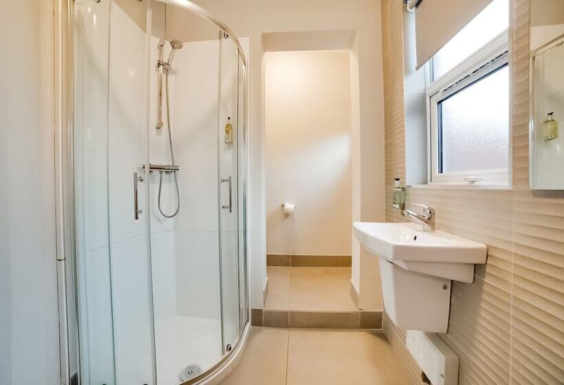 סטודיו דלוקס, The Old Bank