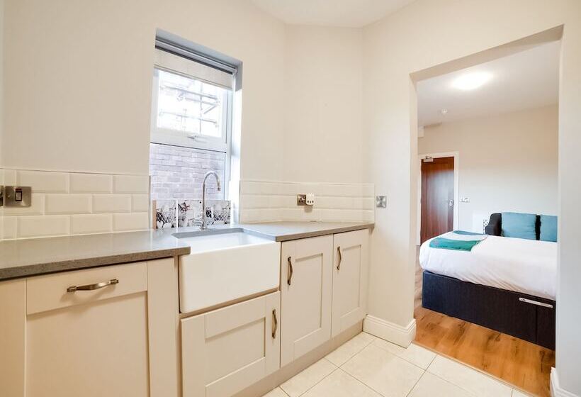 סטודיו דלוקס, The Old Bank