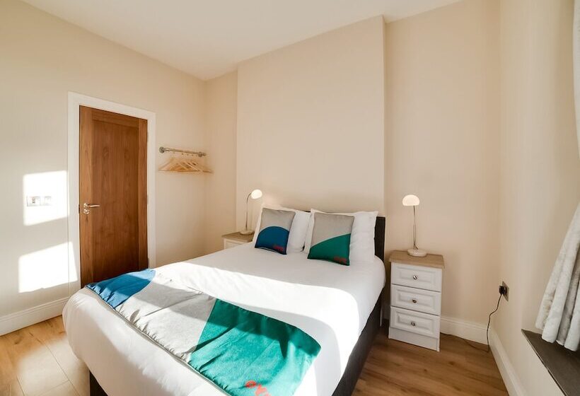 חדר דלוקס, The Old Bank