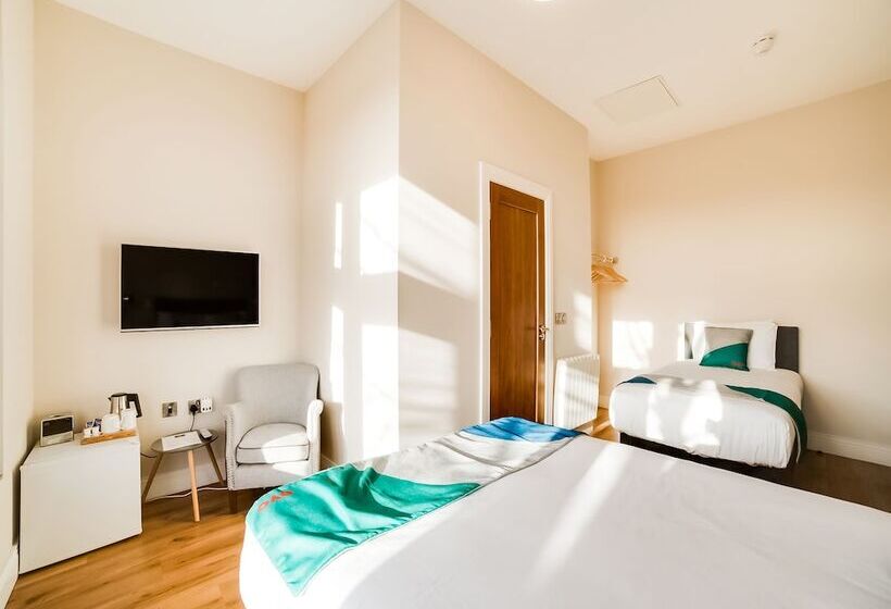 חדר דלוקס לשלושה, The Old Bank