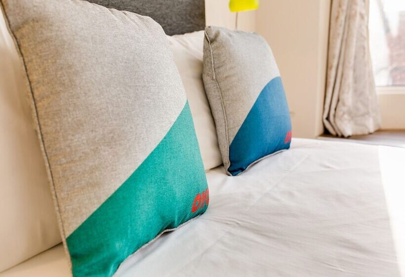 חדר דלוקס לשלושה, The Old Bank