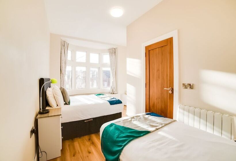 חדר דלוקס לשלושה, The Old Bank