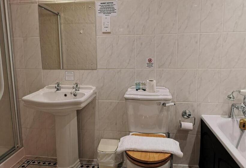 סוויטה משפחתית, The Compasses Inn