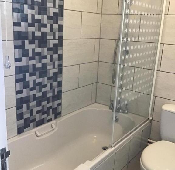 غرفة عائلية, Anglebury House