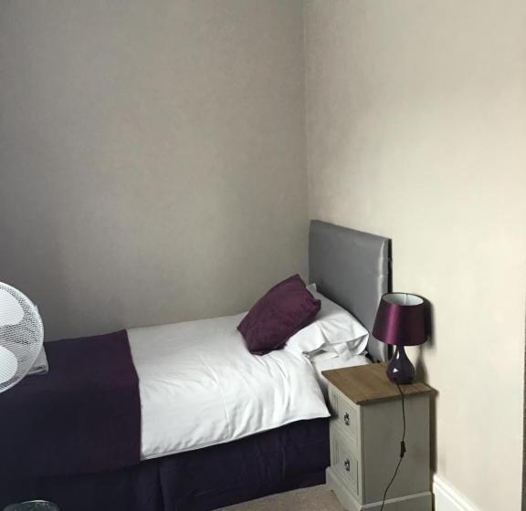 غرفة عائلية, Anglebury House