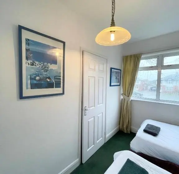 Economy Yhden Hengen Huone, Bramley House