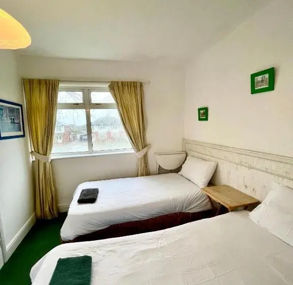 Economy Yhden Hengen Huone, Bramley House