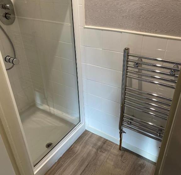 غرفة قياسية مطلّة علي البحيرة, The Shore House