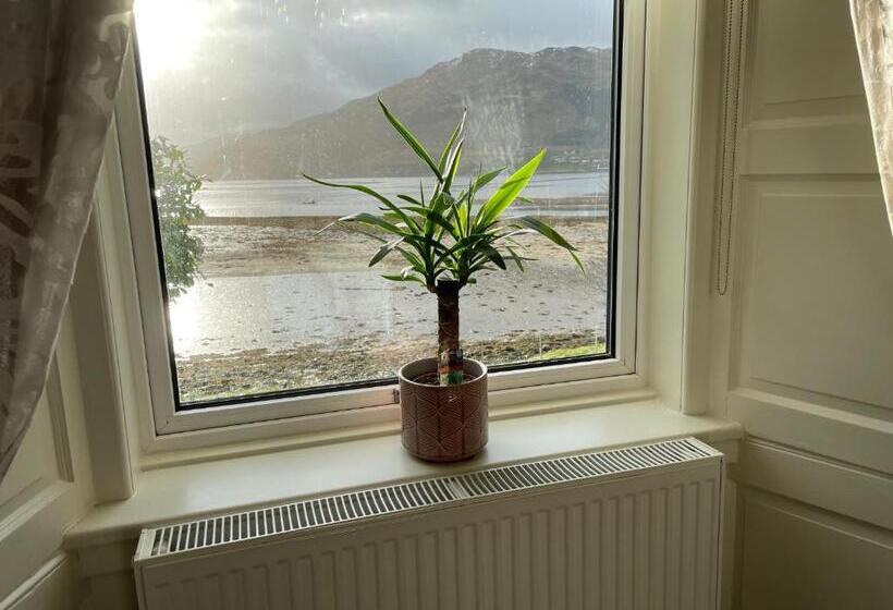 غرفة قياسية مطلّة علي البحيرة, The Shore House