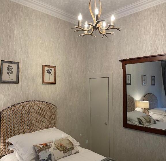 غرفة قياسية, The Shore House