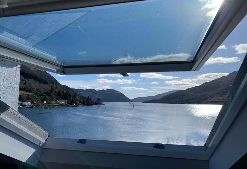 غرفة قياسية رباعية, The Shore House