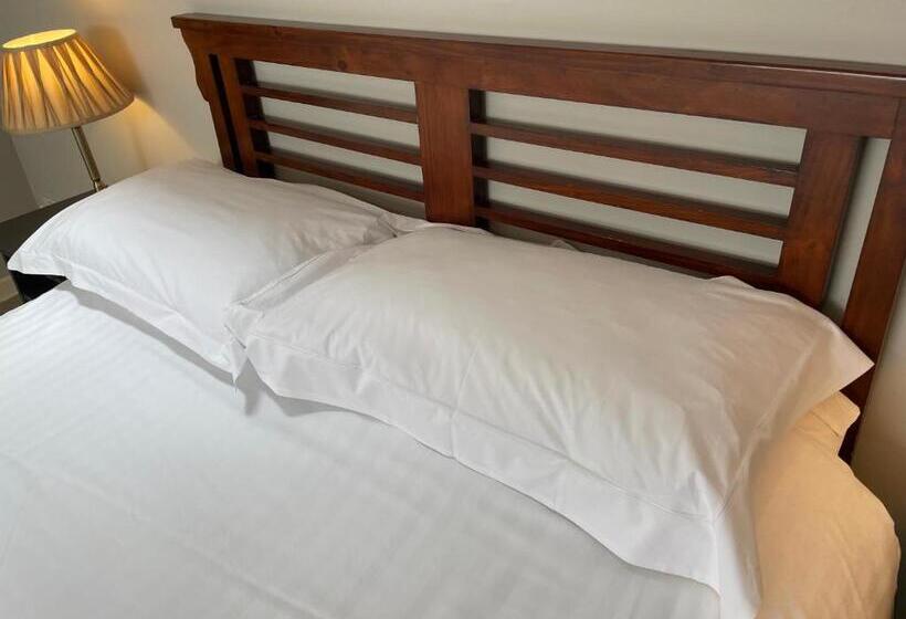 غرفة قياسية رباعية, The Shore House